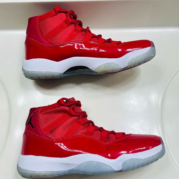 SOLD😃 Authentic NIIKE JORDAN Women’s Mid Top Red PATENT SNEAKERS SZ. 8.5 - Picture 4 of 14